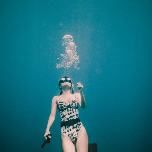 Nikki under water