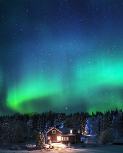 Jonna Jinton's home under the magnificient northern light