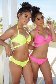 Alicia Montes with her sister