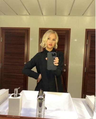 Alyona Yarushina's mirror selfie