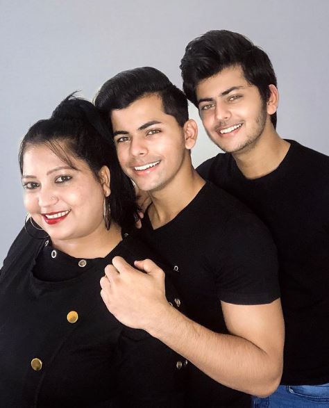 Abhishek Nigam with his mother Pramila Tokas (Vibha Nigam) and brother Siddharth Nigam