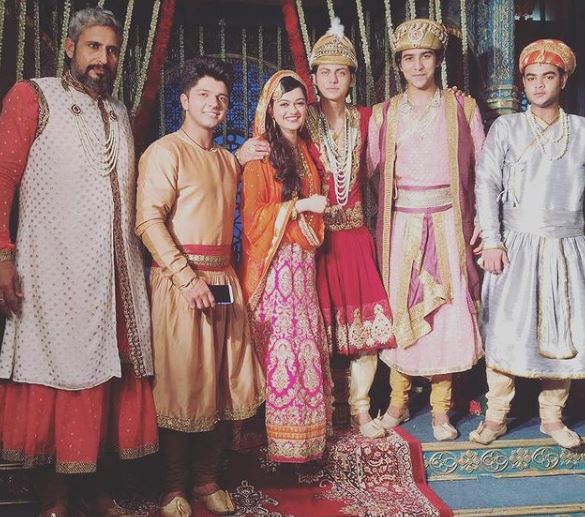 Abhishek Nigam with the cast of Akbar – Rakht Se Takht Ka Safar