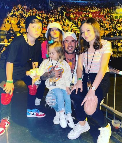 Allie with her dad Jeremy Bieber and siblings