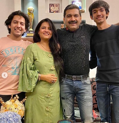 Anil Singhvi with his wife Nirmala Singhvi and kids Aryan Singhvi, Manthan Singhvi