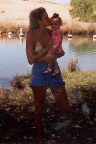 Childhood photo of Alyssa Scott with her mother Lisa Marie Kalender