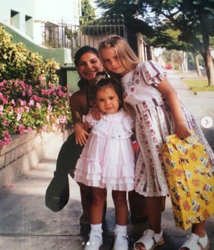 Childhood photo of Flavia with her mother Patricia Urbina and sister Kiara Laos