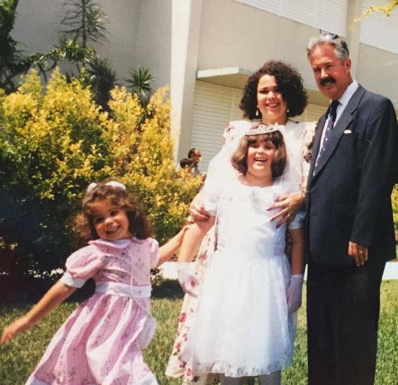 Childhood photo of Jessica with her dad Mark Darrow, mom Sonia Darrow, and sister Kristina Darrow