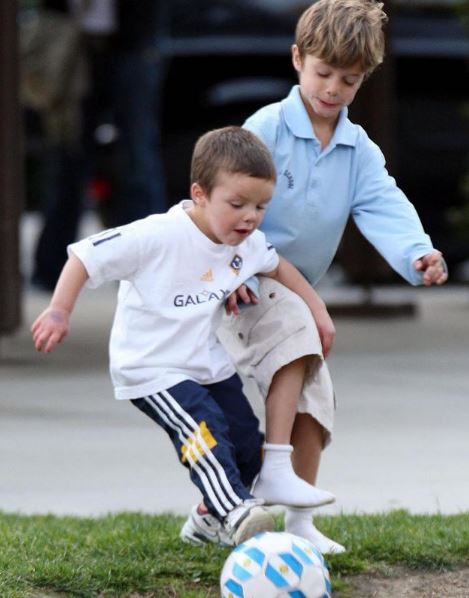 Childhood photo of Romeo Beckham with his brother Cruz Beckham