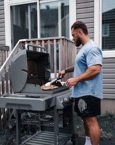 Chris Bumstead likes cooking