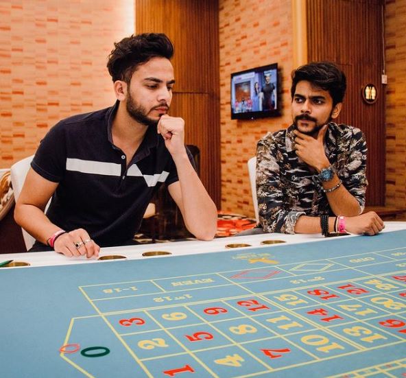 Elvish Yadav playing Casino with his friend