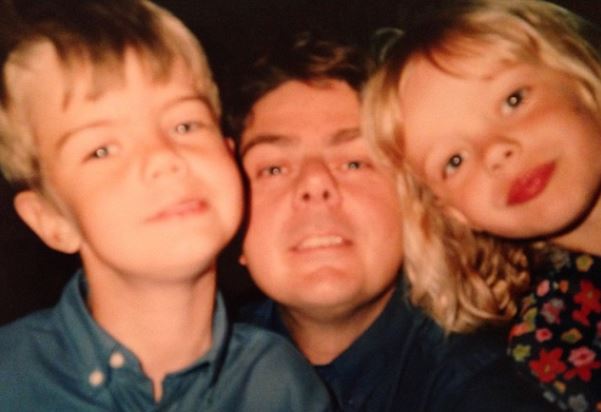 Frida Gustavsson childhood image with her dad and bro
