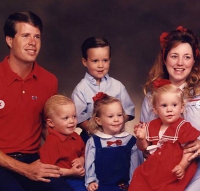 Jana Duggar childhood picture with her mother Michelle Duggar , father Bob Duggar and siblings