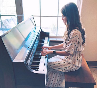 Jana Duggar took violin and piano lessons during her school days