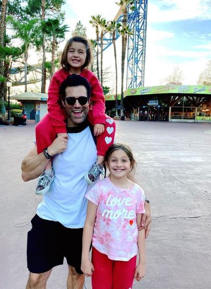 Jordi Vilasuso with his daughters