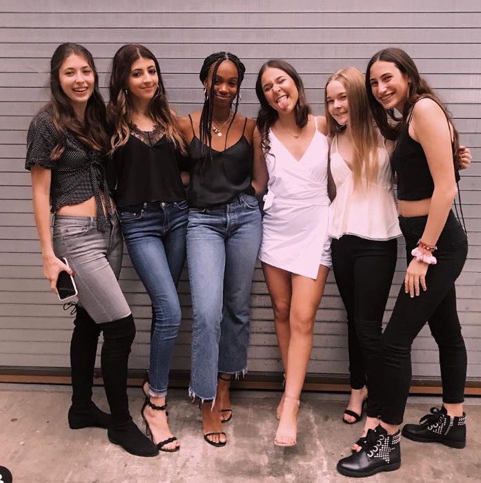 Lola Simone Rock with her friends