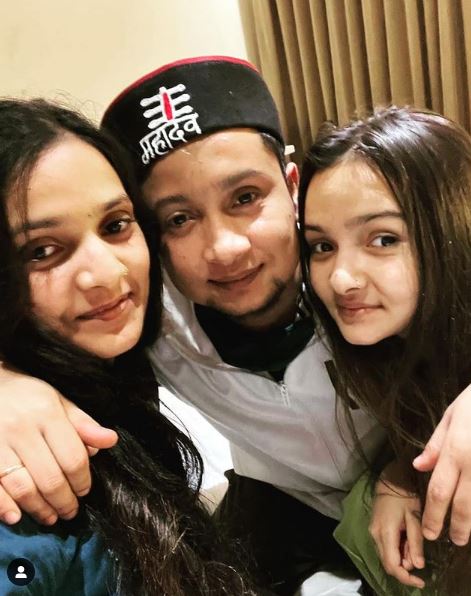 Pawandeep Rajan with his sisters