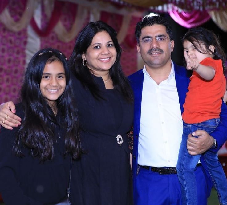 Rohit Sardana Wife Pramila Dixit & Daughters Kashi Sardana