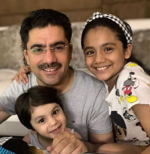 Rohit Sardana with his Daughters