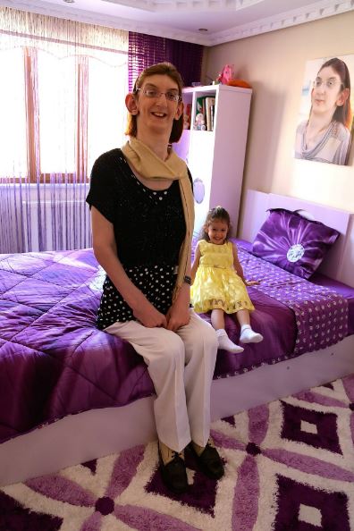Rumeysa Gelgi with her niece