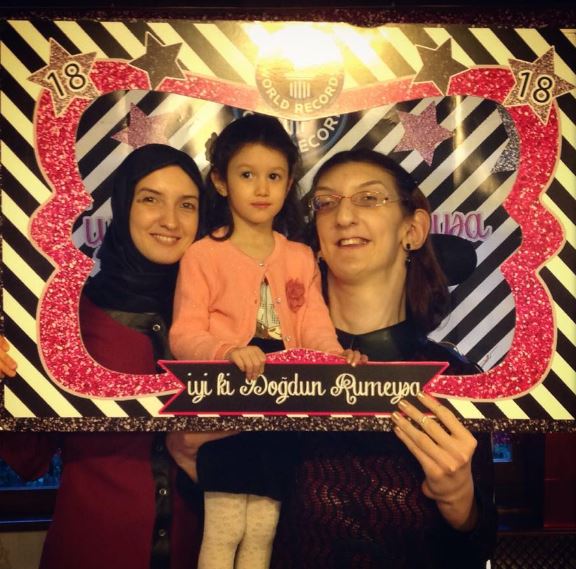 Rumeysa Gelgi with her sister Hilal Gelgi and niece