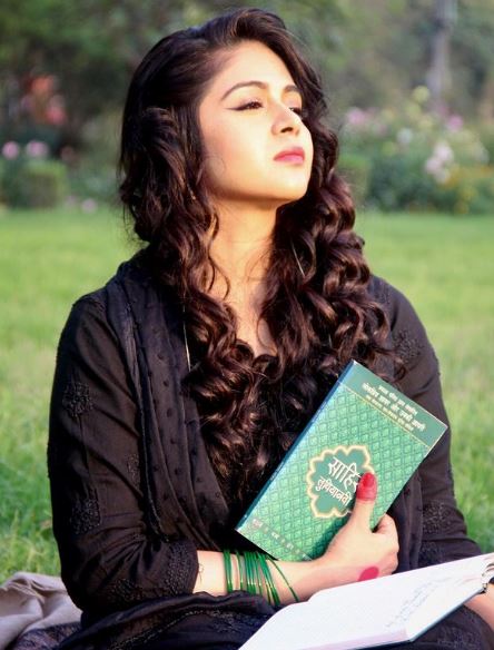 Sakshi Benipuri likes to read Hindi literature