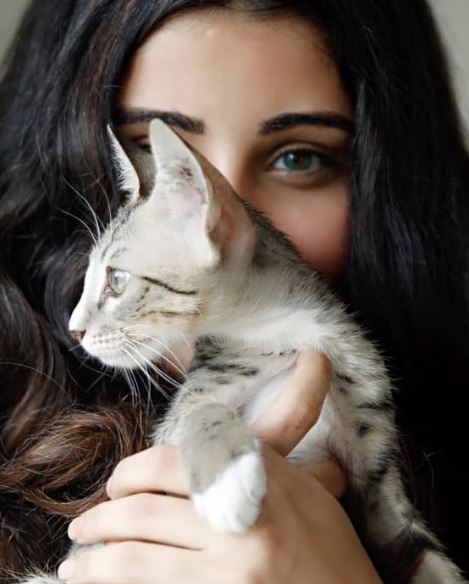 Shaylee Krishen with her pet cat