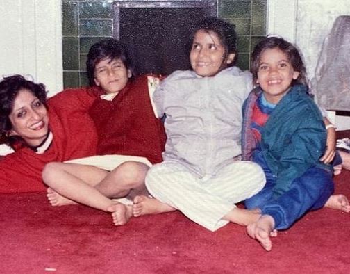 The old image of Shwetambari Soni with her mother and siblings